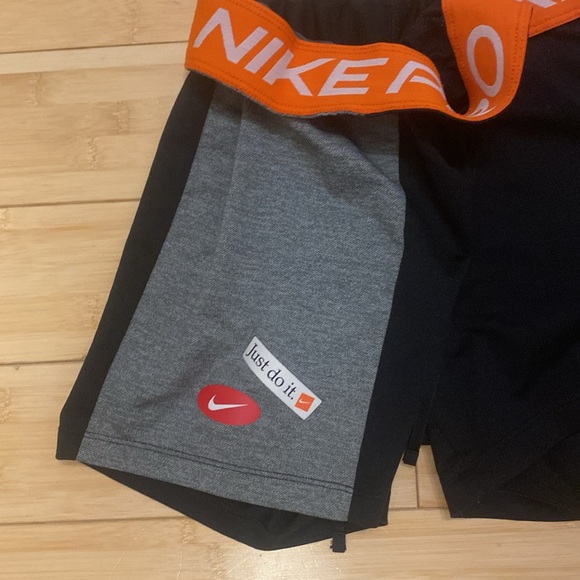 NikePro Shorts - Picture 3 of 5